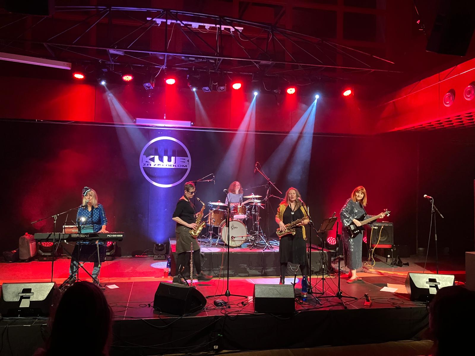 Zuby nehty (koncert 100% ženské punkové kapely)