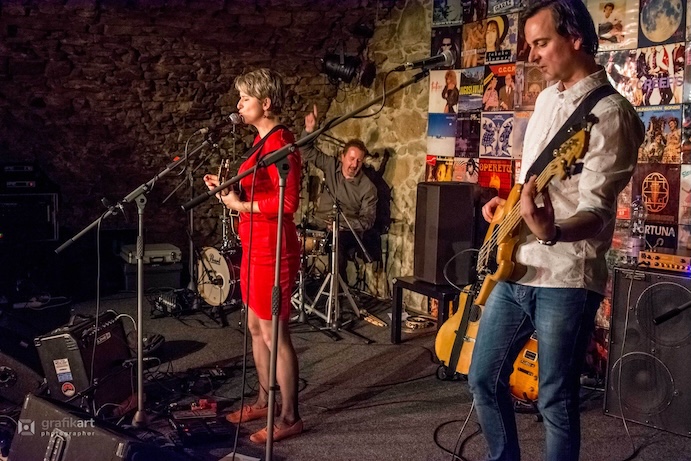 LUCIE REDLOVÁ - stálice české folkové scény